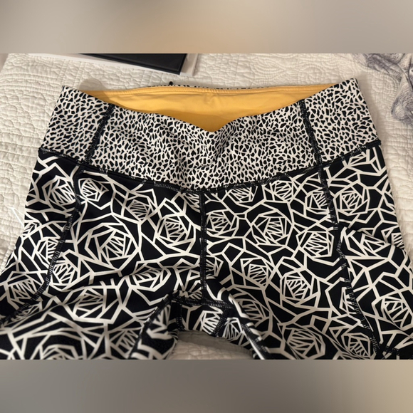 Lululemon RARE Speed Tight IV
Posey White Black / White / Miss Mosaic White - Picture 7 of 8